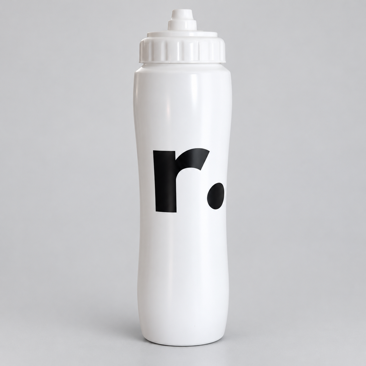 Gourde r. blanche avec logo noir, photo studio sur fond gris clair