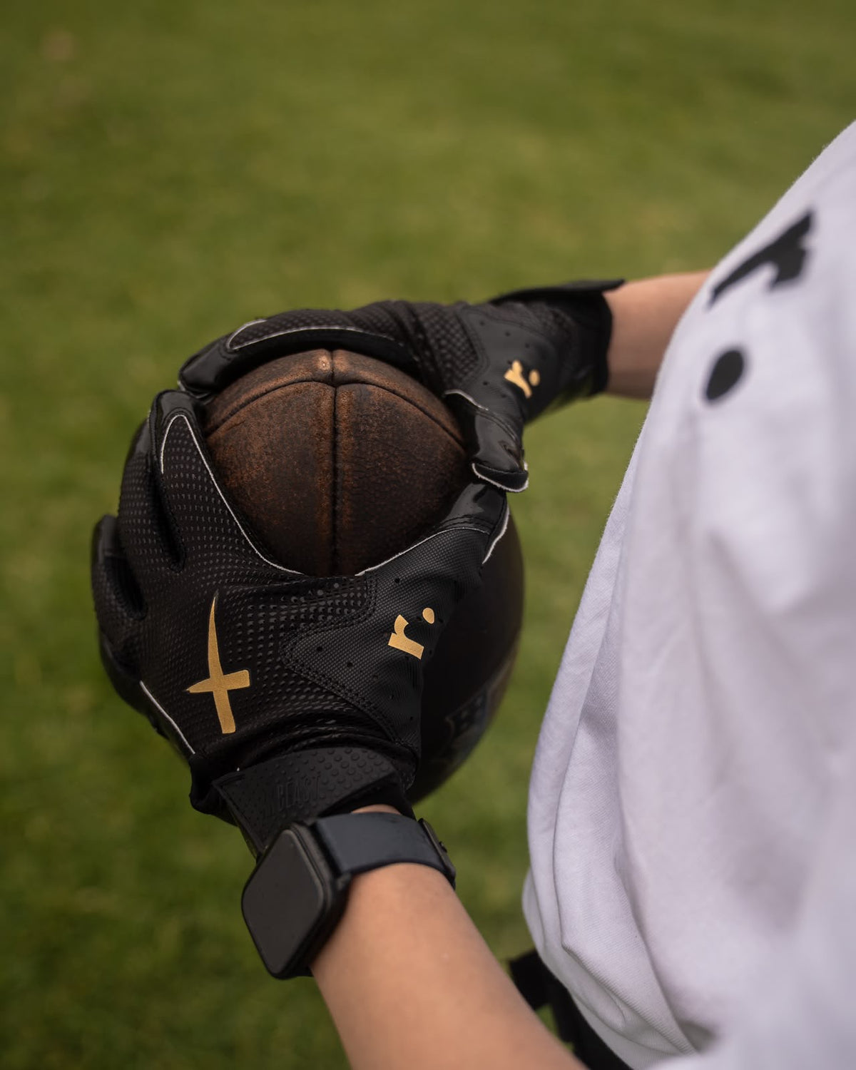 Gants Raso Store noirs et dorés en situation de jeu